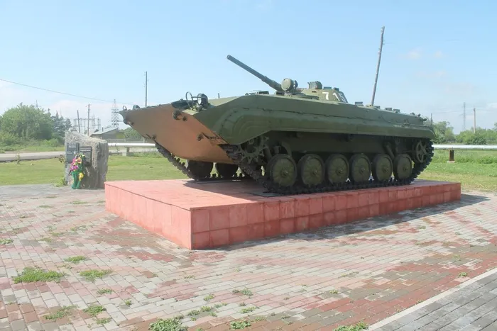 Три